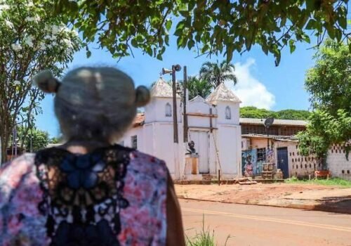 Bisneta de Tia Eva, Air passa o dia na porta de casa vendo obra na igreja