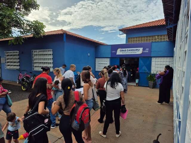 Moradores chegam na noite anterior para garantir senha em seleção do Primt