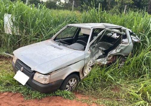 Carro aquaplana em pista molhada e é atingido por caminhonete