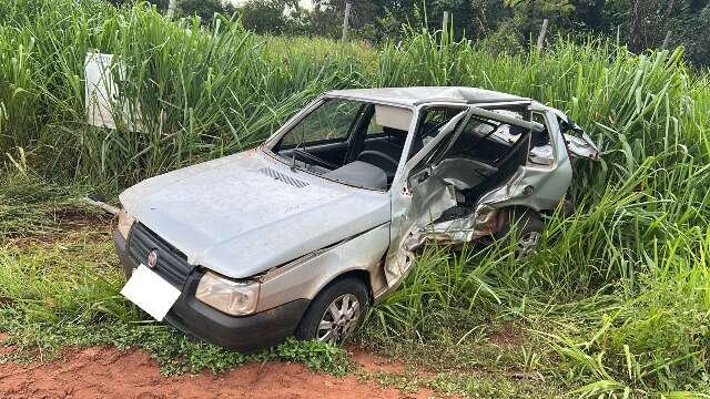 Carro aquaplana em pista molhada e é atingido por caminhonete