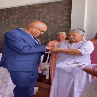 Após viuvez, casal se reencontra no amor e diz 'sim' aos 66 e 70 anos