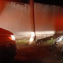 Bombeiros resgatam mulher após carro bater em poste no Jardim Veraneio