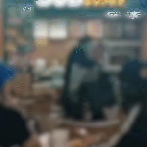 Mulher é arrastada e retirada pela PM de praça de alimentação de shopping