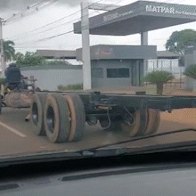 Motorista é flagrado dirigindo chassi de caminhão com capacete na Guaicurus