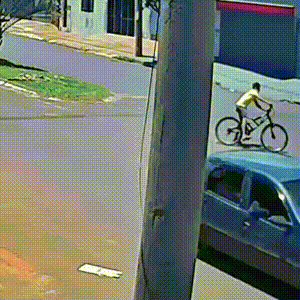 Criança é lançada da bicicleta após ser atingida por carro em avenida
