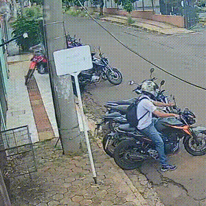 Ao lado de shopping, motocicleta é furtada por dupla em minutos