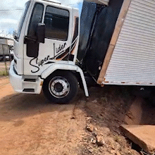 Caminhão cai em valeta aberta ao lado de BR e comerciantes cobram providências