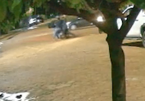 A caminho do trabalho, jovem é derrubado de moto e espancado por grupo