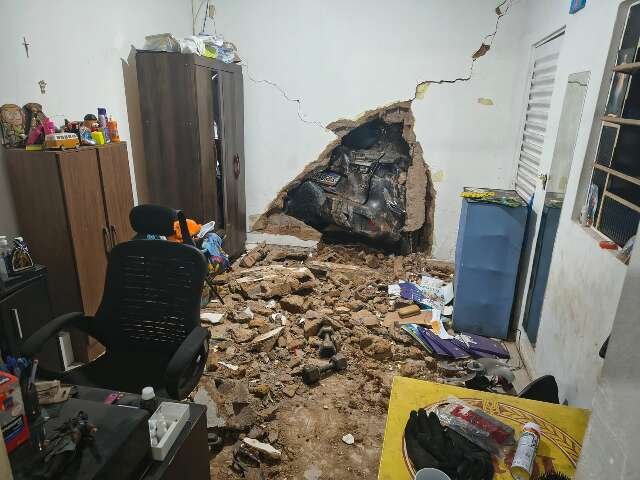 Carro invade residência após colisão com poste; motorista foge