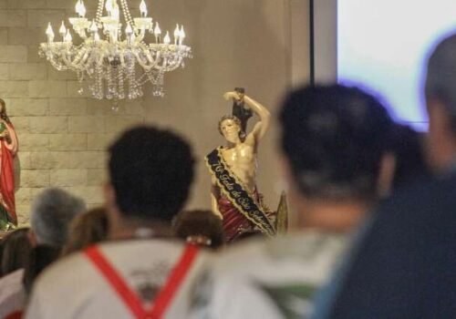Fiéis lotam missa no dia do padroeiro protetor contra doenças e tempestades