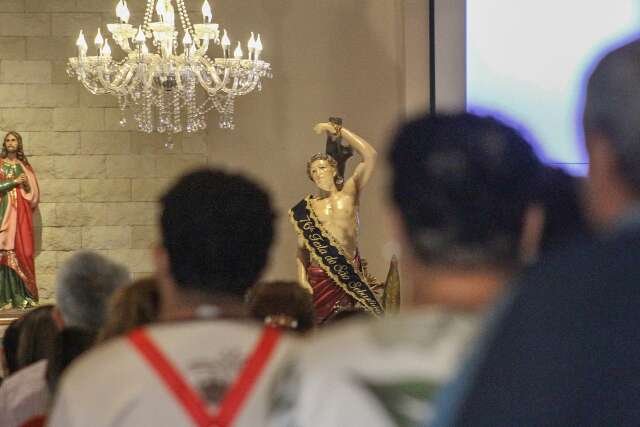 Fiéis lotam missa no dia do padroeiro protetor contra doenças e tempestades