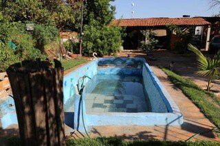 Para evitar afogamentos, criança deve ficar à distância de um braço dos pais