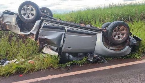 Capotagem na MS-040 deixa mulher de 63 anos e neto feridos