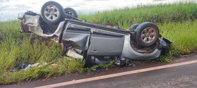 Capotagem na MS-040 deixa mulher de 63 anos e neto feridos