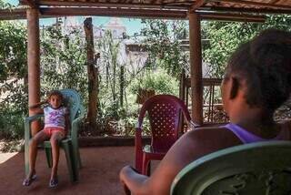 Bisneta de Tia Eva, Air passa o dia na porta de casa vendo obra na igreja