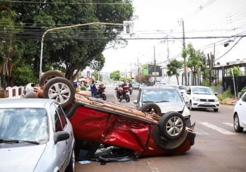 Capotagem após batida entre carros trava trânsito na Vila Carvalho