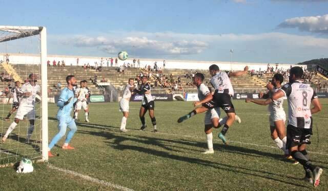 Corumbaense e Operário não saem do 0 a 0 em jogo sob forte calor