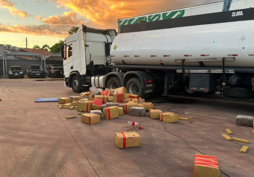 Motorista é preso transportando oito toneladas de drogas, arma e munições