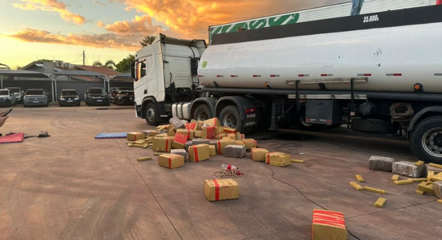 Motorista é preso transportando oito toneladas de drogas, arma e munições