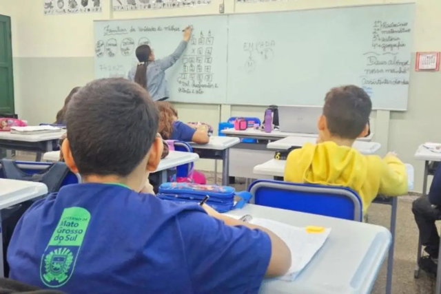 Após denúncias, SED corrige classificação para professores temporários