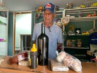 Sem a farda, Ramão investiu no alho argentino na calçada de casa 