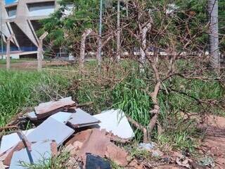 Piscina suja, escuridão e depredação afastam frequentadores de parque e ginásio Piscina suja, escuridão e depredação afastam frequentadores de parque e ginásio