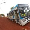 Ônibus fica atolado em rua na Vila Romana depois de chuva
