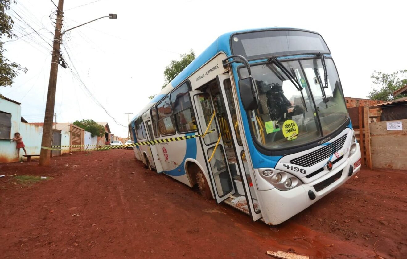 Ônibus fica atolado em rua na Vila Romana depois de chuva