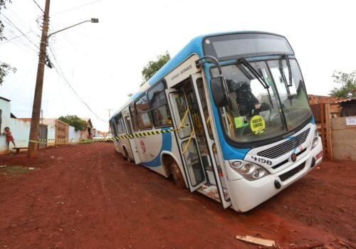 Ônibus fica atolado em rua na Vila Romana depois de chuva