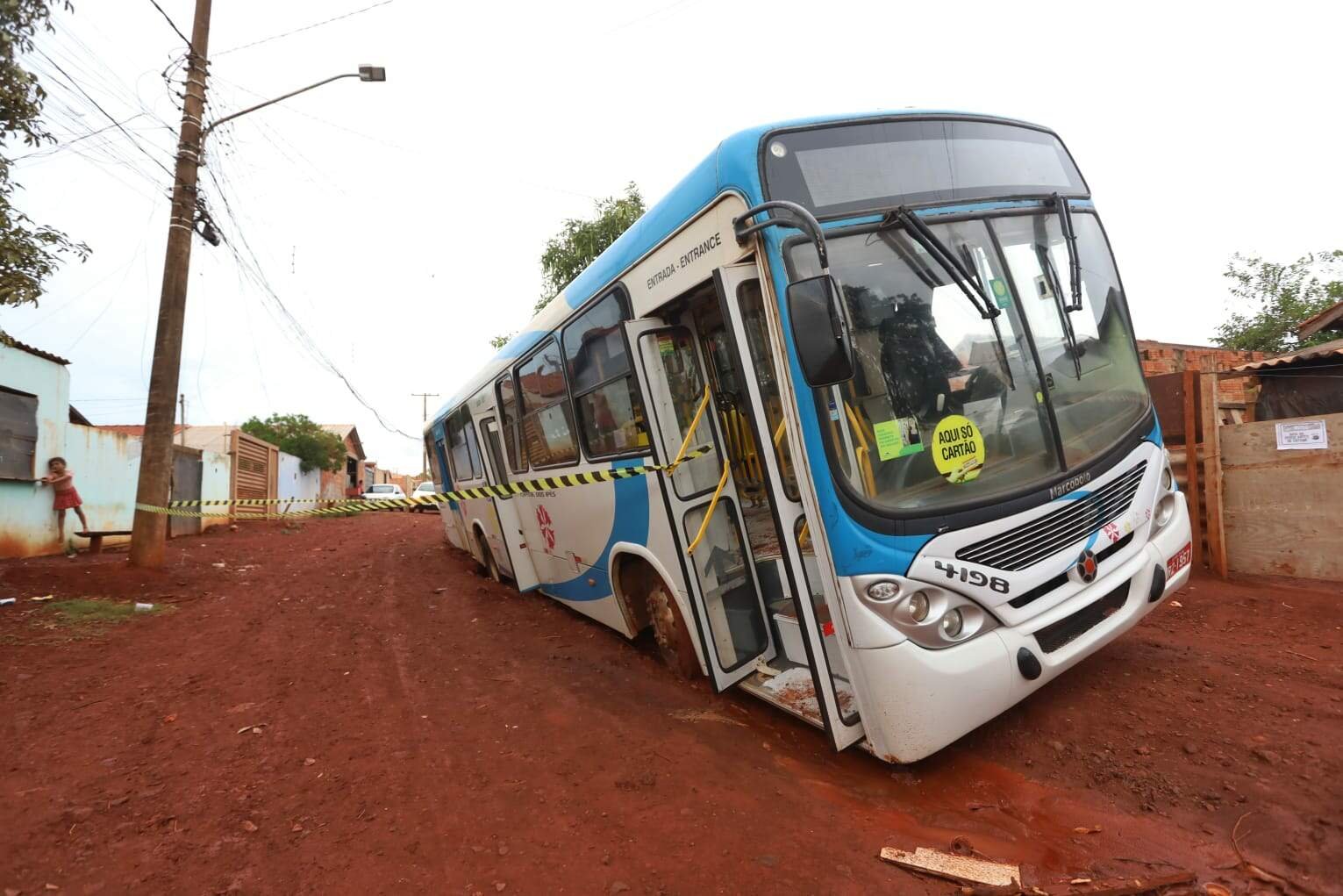 Ônibus fica atolado em rua na Vila Romana depois de chuva