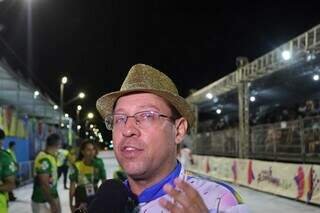 Sem chuva, foliões lotam 1º dia dos desfiles das escolas de samba