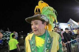 Sem chuva, foliões lotam 1º dia dos desfiles das escolas de samba