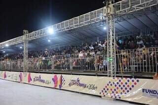 Sem chuva, foliões lotam 1º dia dos desfiles das escolas de samba