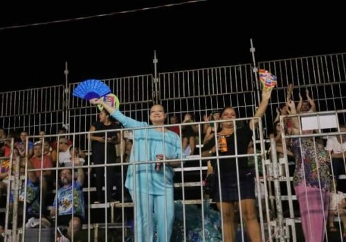 Sem chuva, foliões lotam 1º dia dos desfiles das escolas de samba