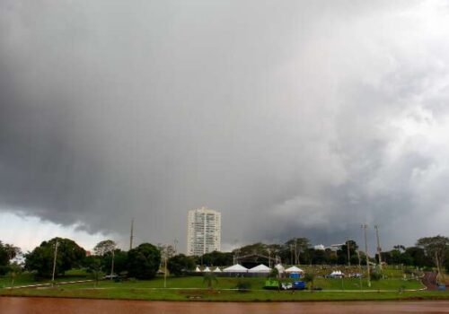 Chuva atinge bairros da Capital e previsão indica pancadas em todo MS