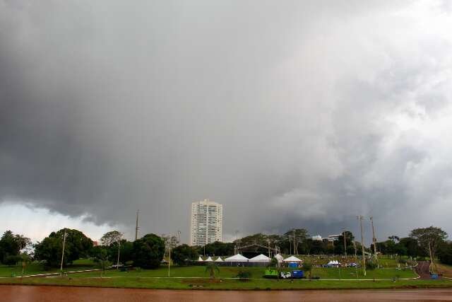 Chuva atinge bairros da Capital e previsão indica pancadas em todo MS