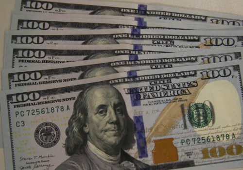 Dólar sobe a R$ 5,24 com foco em dados dos EUA; bolsa cai