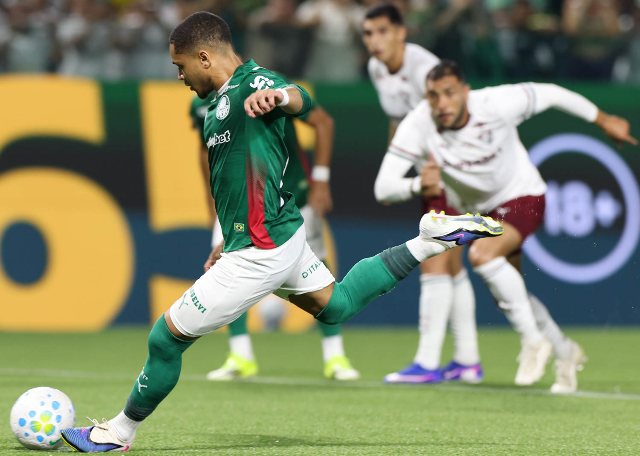 Palmeiras vence Fluminense e São Paulo supera Coritiba pelo Brasileirão