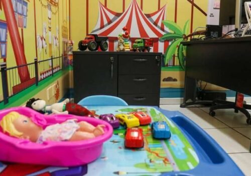 Menino tem parte do dedo amputada após ficar sozinho com irmão