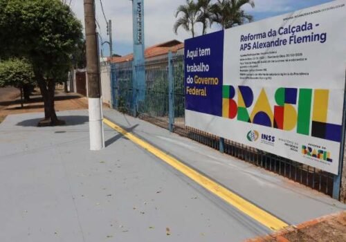 INSS reforma calçada por R$ 39 mil, mas prédio segue depredado e sem atendimento