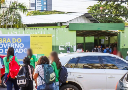 Polícia apreende câmera instalada em banheiro feminino de escola