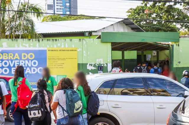 Polícia apreende câmera instalada em banheiro feminino de escola