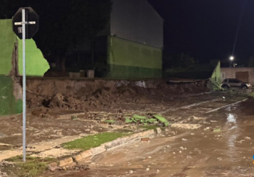 Temporal de 40 milímetros derruba muro de escola e alaga ruas