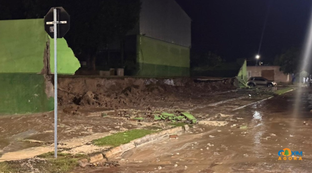 Temporal de 40 milímetros derruba muro de escola e alaga ruas