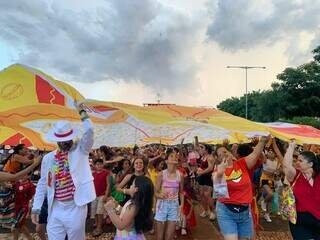Adulto até "arrega", mas criançada mostra como curtir o Carnaval raiz