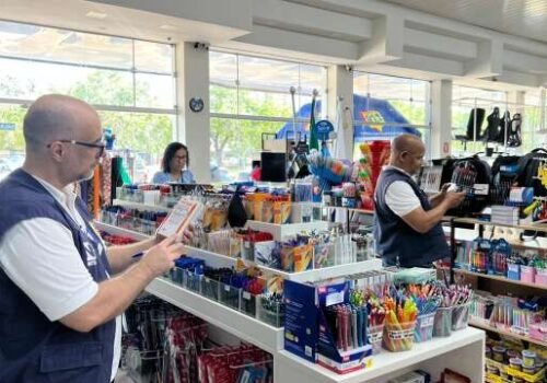 Operação encontra mais de 2 mil materiais escolares irregulares em Campo Grande