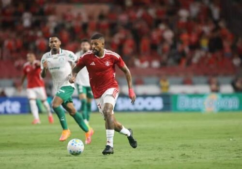 Palmeiras vence Internacional e chega ao topo da tabela do Brasileirão