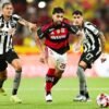 Flamengo vence Botafogo no fim e avança à semifinal do Carioca