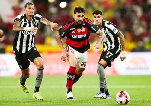 Flamengo vence Botafogo no fim e avança à semifinal do Carioca