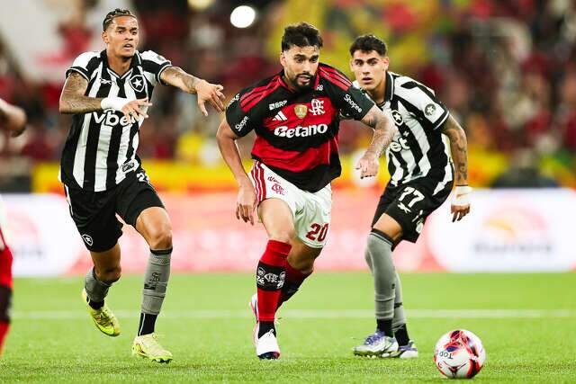 Flamengo vence Botafogo no fim e avança à semifinal do Carioca